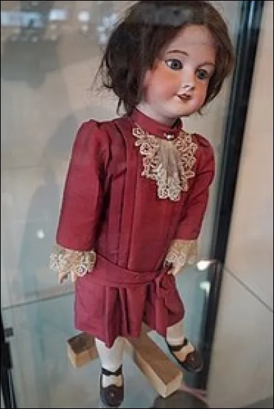 Cette poupée nommée "Bleuette" connu un grand succès dans les années 1905 avec son trousseau. Quelle revue enfantine assura sa diffusion ?