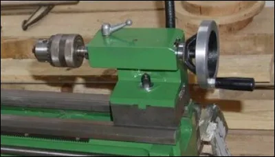 Quelle machine-outil comporte une poupée et une contre-poupée ?