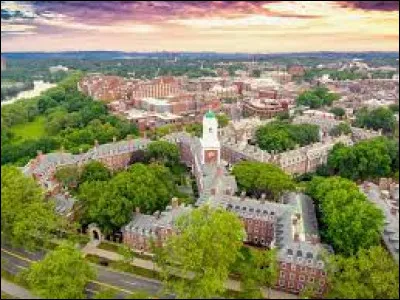 Dans quelle ville am&eacute;ricaine la tr&egrave;s c&eacute;l&egrave;bre universit&eacute; Harvard est-elle situ&eacute;e ?