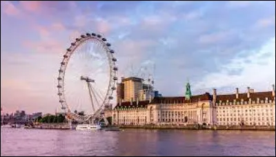 Dans quelle ville peut-on observer cette gigantesque grande roue de 135 m&egrave;tres de hauteur ?
