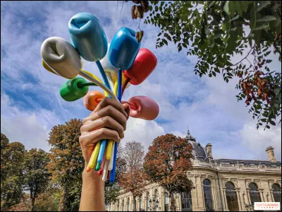 Dans quelle ville se trouve l'uvre d'art "Bouquet of Tulips" de Jeff Koons ?