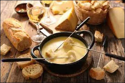Avec quel alcool est conçu une fondue savoyarde ?