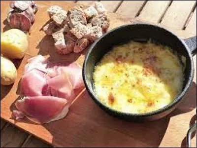 Voici un plat savoyard à base dAbondance et de vin blanc et servit avec des pommes de terre en robe des champs. Quel est le nom de ce plat ?