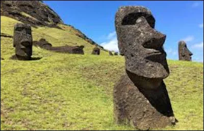 Combien de moaïs ont été recensés sur l'île de Pâques ?