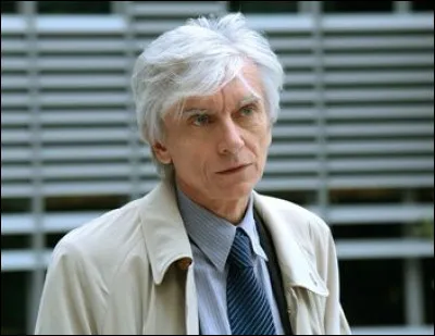 Cet acteur qui a joué dans "L'ivresse du pouvoir", dans "Cherchez Hortense", a incarné, de 2005 à 2019, le juge Roban dans la série "Engrenages", se nomme ...
