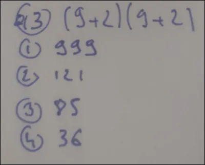 À quelle réponse est égal (9 + 2)(9 + 2) ?