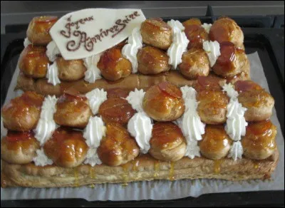Mais les autres convives feront honneur à ce superbe gâteau d'anniversaire ! Denise, Eric, Choupi et Joc se régalent d'avance. Qui va le reconnaître ?