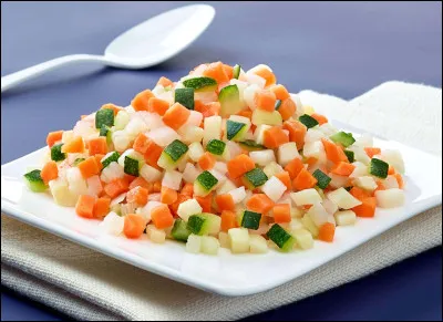 Suivra cette sympathique entrée préparée par Vinum, avec des légumes bien frais, finement coupés en dés ! Cloclo s'extasie et déclare :