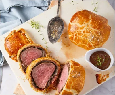 Marine a revêtu son petit tablier blanc et fait le service pour ceux qui préfèrent la viande !
"Mais qu'est-ce donc ?" demande la petite Pizzicat ? Qui va lui répondre ?