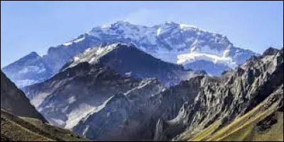 Le plus haut sommet d'Amérique du Sud est l'Aconcagua avec ses 6 962 mètres d'altitude.