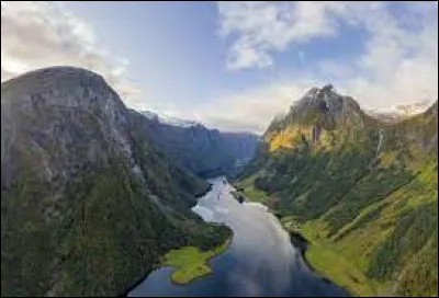 Dans quel film Disney ces montagnes apparaissent-elles ?