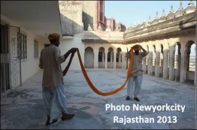 Quel est ce couvre-chef d'origine asiatique constitu&eacute; d'une tr&egrave;s longue &eacute;charpe enroul&eacute;e autour de la t&ecirc;te ?