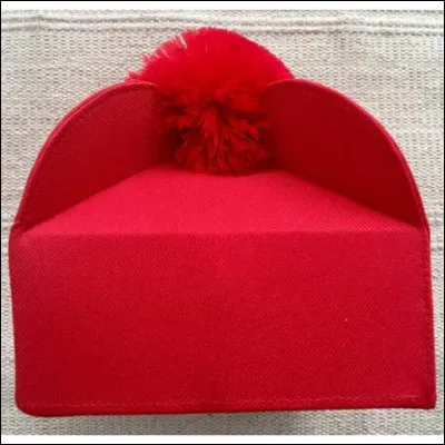 Quel est ce couvre-chef en &eacute;toffe du clerg&eacute; catholique ?