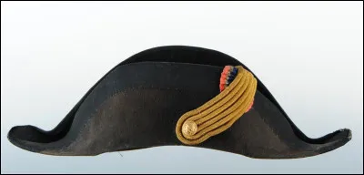 Quel est ce couvre-chef &agrave; deux pointes ?