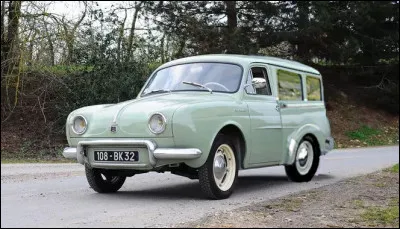 Gloire aux grands classiques : un constructeur, deux modèles, une seule voiture...
[Quels sont les modèles, d'avant en arrière ?]