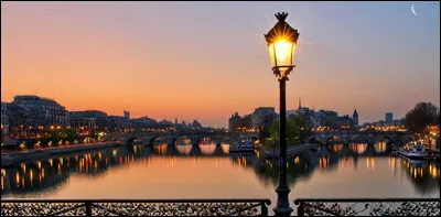 Qui est l'auteur du roman "Paris est une fête" ?