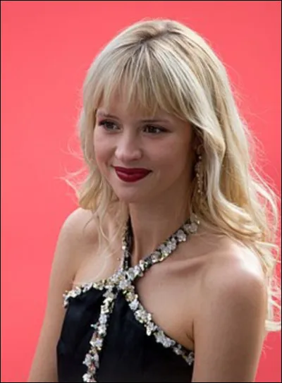 Angèle a-t-elle des frères et surs ?