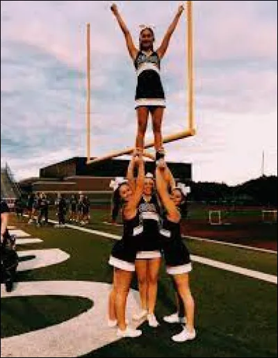 Mon manga préféré c'est NANA. Je suis cheerleading. Je joue à Leage of Legends. Je mesure 1m58. Qui suis je ?