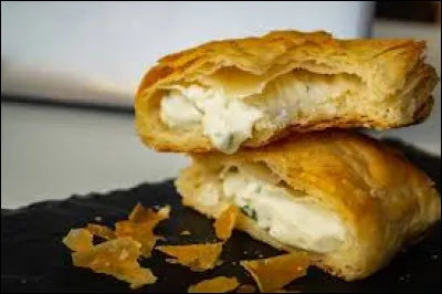 Quel est ce petit feuilleté, fourré à l'uf et au fromage très populaire en Grèce ?