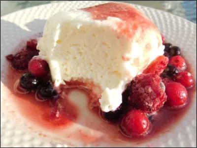 C'est un mélange de crème fraîche fouettée et de blancs d'ufs montés en neige, mis dans un moule et démoulé après quelques heures. Quelle est cette spécialité d'Anjou ?