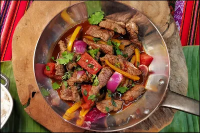 C'est un plat péruvien à base de buf.