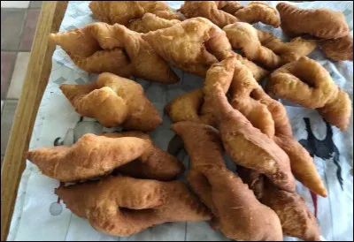 Quel est ce beignet, très apprécié dans les pays nordiques, qui se déguste toute l'année en Islande ?