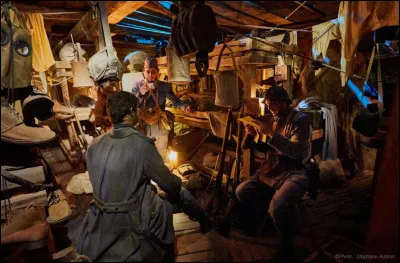 Dans "Les Amoureux de Verdun", avec qui communique le soldat ?