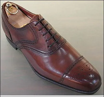 Quelle est cette chaussure de ville masculine en cuir, élégante et habillée à laçage fermé ?