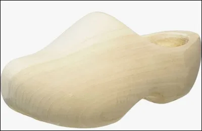Quelle est cette chaussure qui à l'origine est réalisée d'un seul tenant en creusant un morceau de bois ?