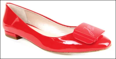 Quelle est cette chaussure féminine, fermée et décolletée à bout rond, plate avec un petit talon ?