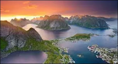 Nous sommes toujours en Europe, mais un peu plus au Nord cette fois-ci. Admirez les sublimes îles Lofoten !