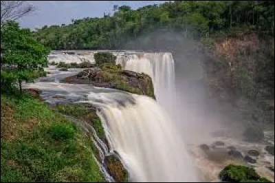 Direction l'Amérique du Sud dans le parc municipal Monday. Son attraction principale ? Cette magnifique cascade nommée Saltos del Monday.