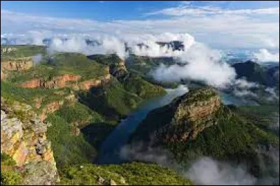 Nous sommes arrivés en Afrique et nous nous rendons au Blyde River Canyon, un magnifique site disposé dans les montagnes de Drakensberg.