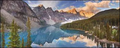 Cap sur l'Amérique du Nord, dans le parc national de Banff, devant un paysage irréel qui nous est offert par un lac glaciaire nommé lac Moraine.