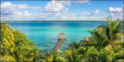 Nous restons en Amérique mais plus au Sud cette fois-ci. Direction le lac Bacalar qui mesure plus de 40 kilomètres de long.