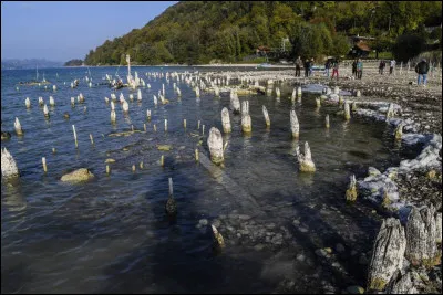 Quel lac du département de l'Isère recouvre une cité lacustre ?