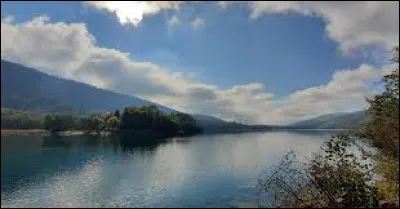 Quel lac se situe sur la route Napoléon, à 35 km de Grenoble, et non loin de la ville de Vizille ?