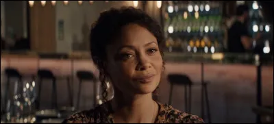 Qui prévient ce personnage qu'il va être interrogé sur son rôle dans l'attentat ?