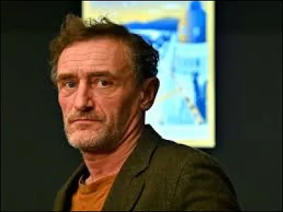 En 2022, il apparaît dans le clip d'un célèbre chanteur. De qui s'agit-il ?