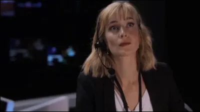 Quel métier exerce la personne qui fait tomber l'émission et son présentateur ?