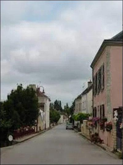 Nous sommes dans la rue des Tisserands, à Saint-Fulgent-des-Ormes. Village de l'arrondissement de Mortagne-au-Perche, il se situe dans le département ...