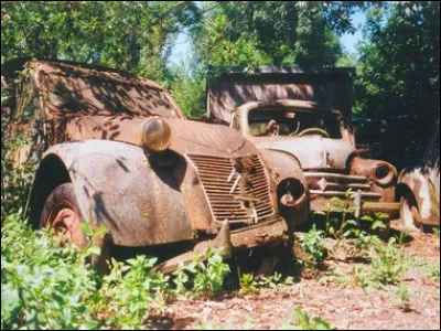 Pour finir, c'étaient les deux stars françaises de l'époque. Quelles sont ces deux autos très populaires dans les années 50 ?