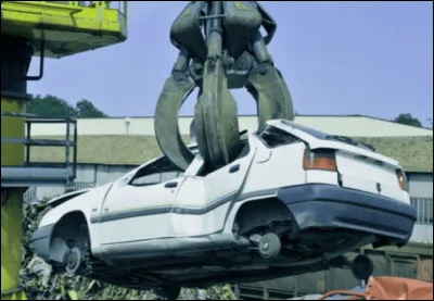 Trop tard, ma caisse est déjà entre les griffes du compacteur. Quelle était cette auto presque neuve des années 90 ?