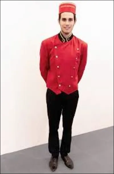 Qui travaille, à l'origine, comme groom dans un hôtel ?