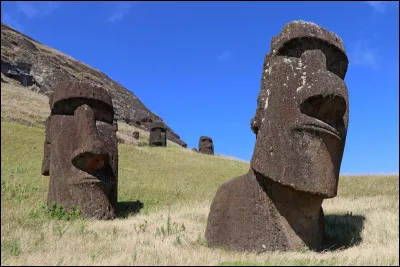 Sur quelle île peut-on trouver ces statues ?