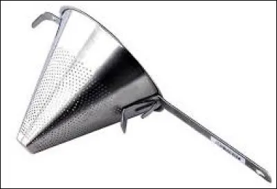 C/. Vous savez-tous que l'on filtre un liquide en le passant dans l'ustensile* en photo.
Le verbe qui correspond au substantif* existe bien pour parler de l'action. 
Mais que signifie-t-il en langage populaire et dans un autre contexte ?