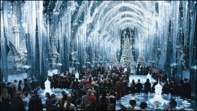 Avec qui danse-t-il au bal de Noël ?