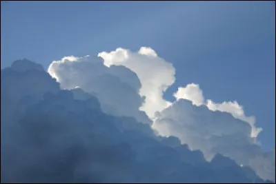 De quelle couleur peut être un nuage ?
