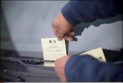 Il a oublié le mettre de l'argent dans le parcmètre. Il va se choper une...