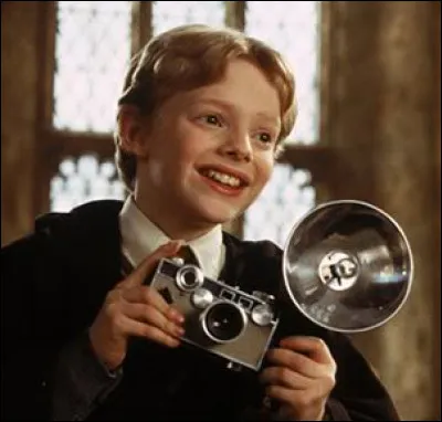 Celui-ci est accro &agrave; Harry, il ne fait que prendre des photos de lui... Qui est-ce ?